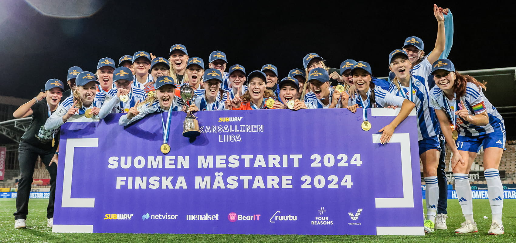 HJK:n naisten edustusjoukkue yhteiskuvassa voitettuaan Suomen mestaruuden 2024.